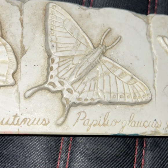 HENFEATHERS Butterfly Plaque - Vintage/ discontinued. + free hook - Picture 3 of 14